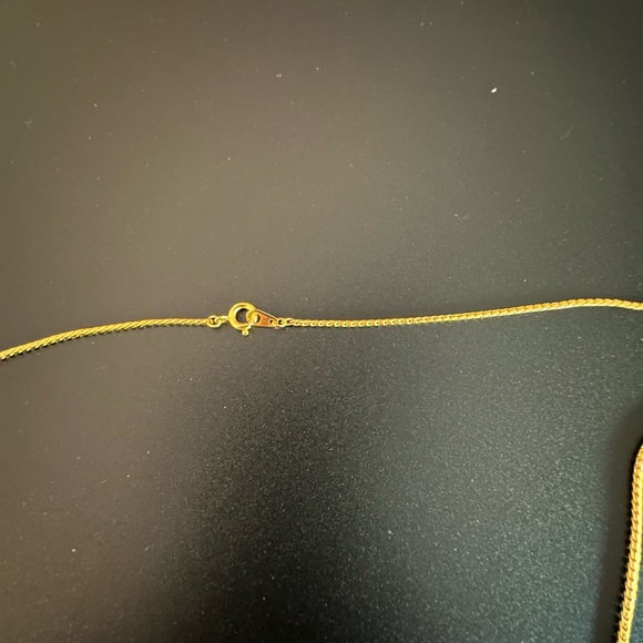 Elegant Gold Floral Pendant Necklace - Picture 4 of 10